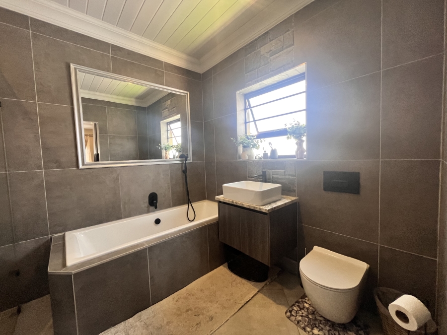 To Let 4 Bedroom Property for Rent in Wilkoppies North West